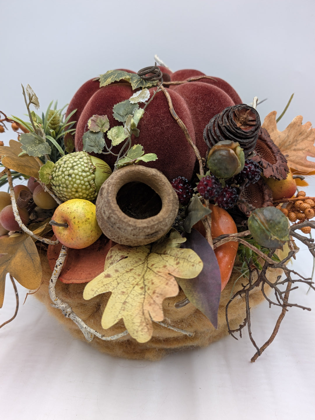 Herbstgesteck Samtkürbis Blätter Beeren weinrot braun – Ansicht 6