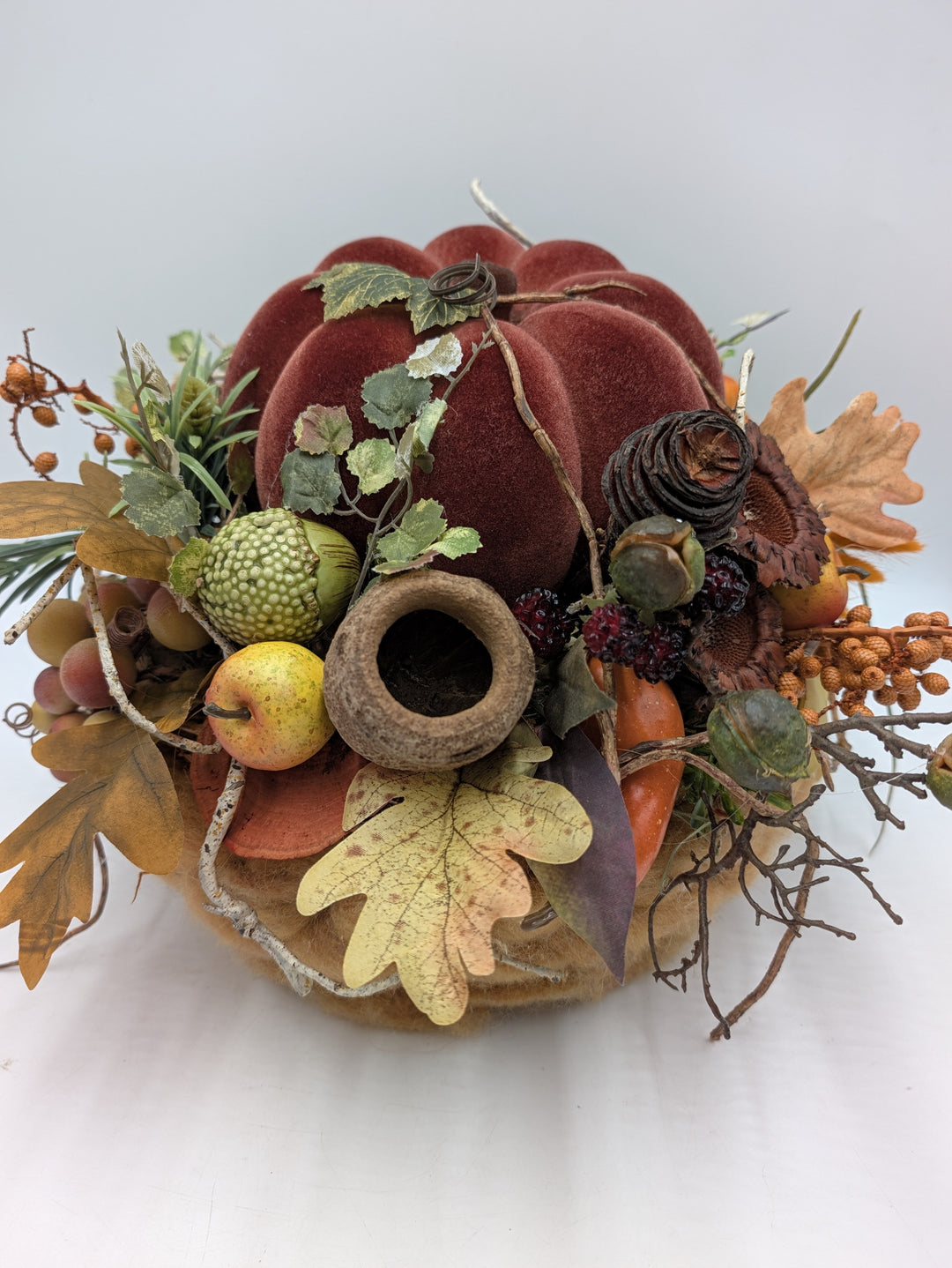 Herbstgesteck Samtkürbis Blätter Beeren weinrot braun – Ansicht 7