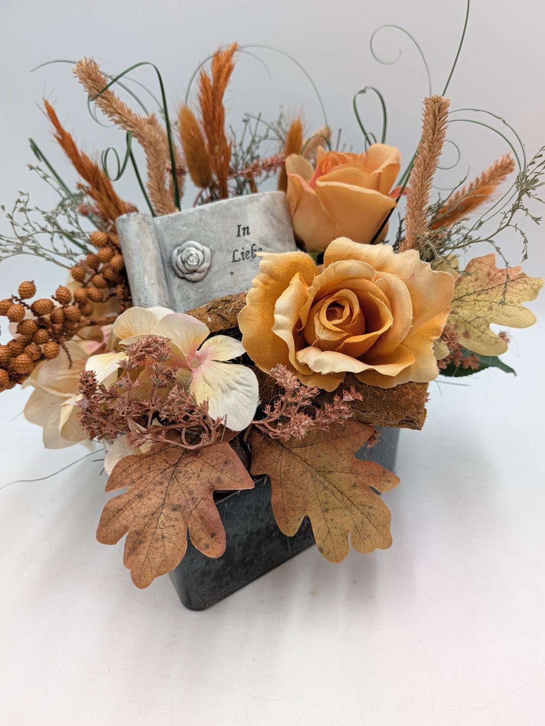 Trauergesteck Rosen Gräser Eichenlaub In Liebe orange creme – Ansicht 3