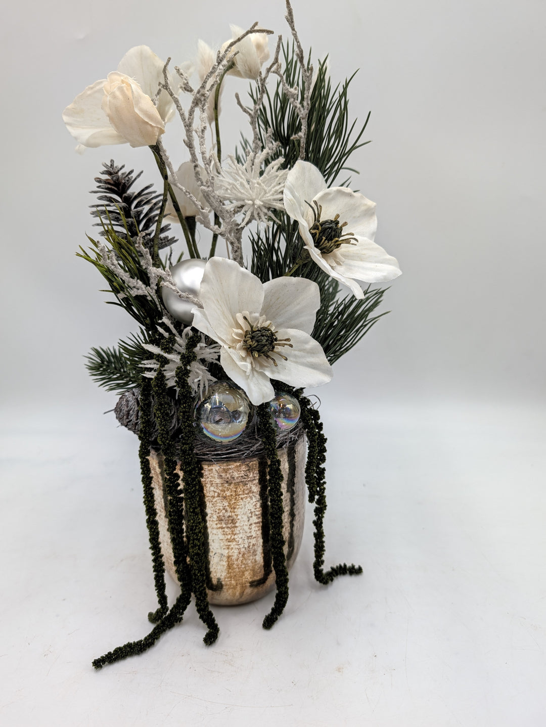 Wintergesteck Christrosen Zapfen Kiefer creme weiss – Ansicht 4