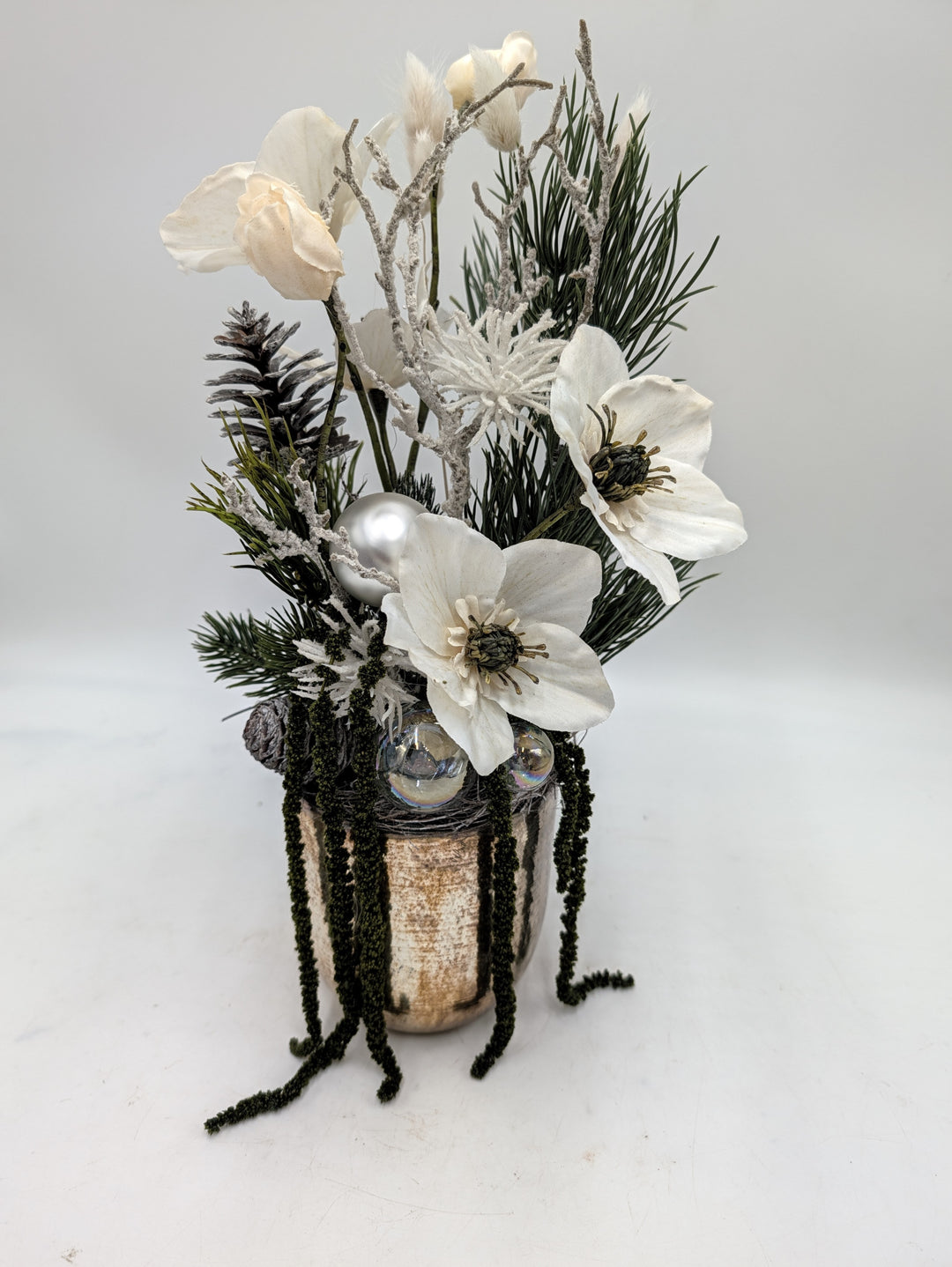 Wintergesteck Christrosen Zapfen Kiefer creme weiss – Ansicht 6