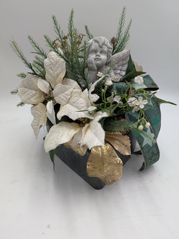 Trauergesteck Engel Weihnachtsstern creme grün Grabschmuck Winter – Ansicht 4