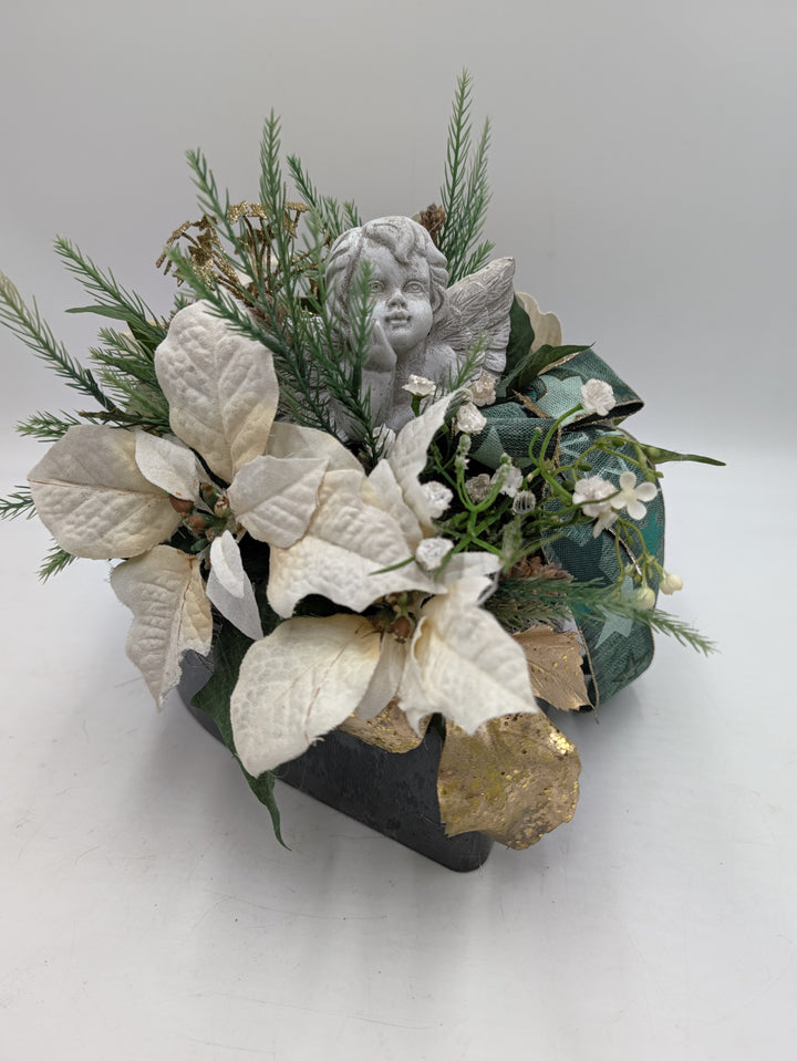 Trauergesteck Engel Weihnachtsstern creme grün Grabschmuck Winter – Ansicht 6