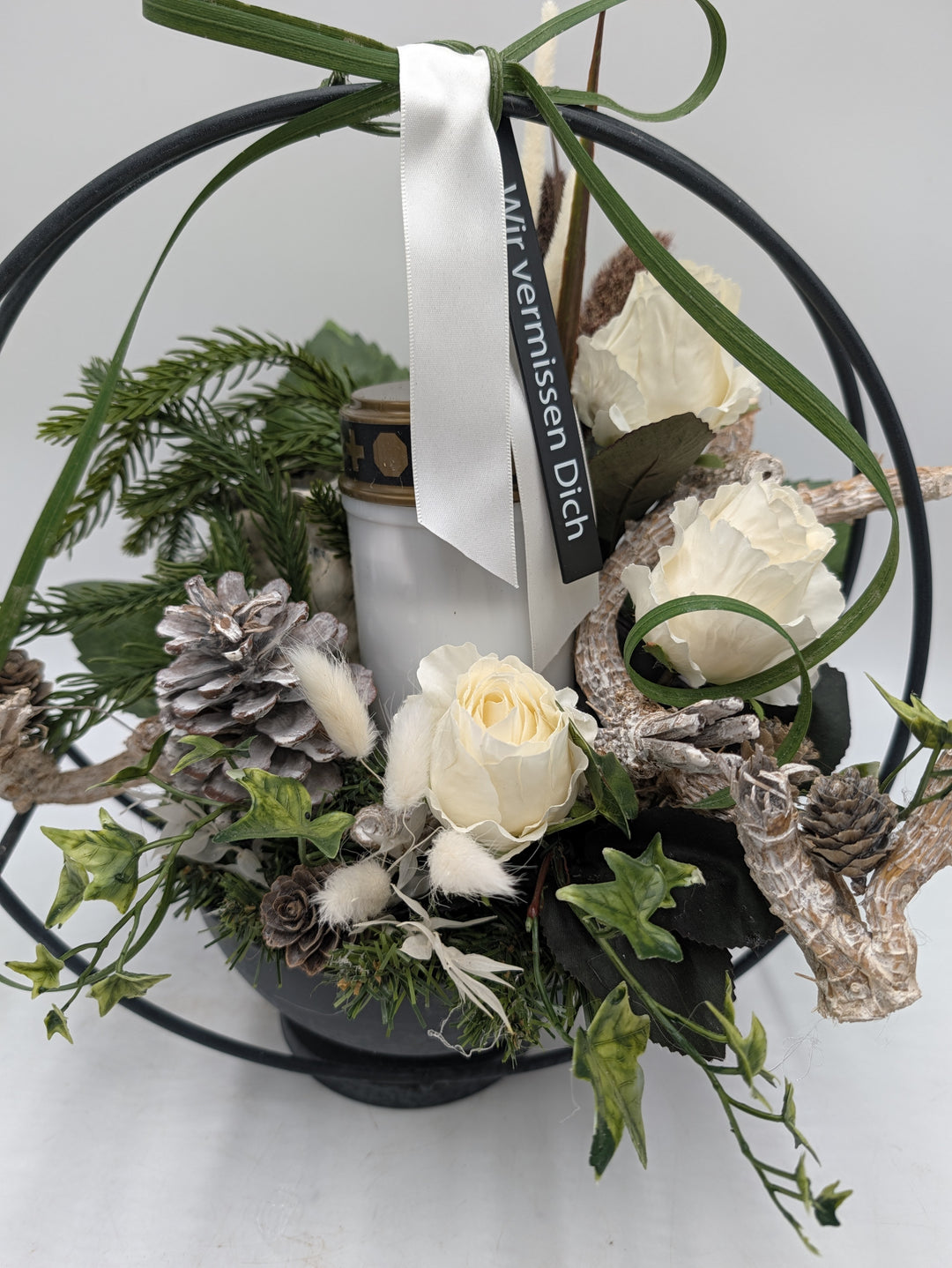 Trauergesteck Grablicht weiße Rosen Zapfen Efeu – Ansicht 5