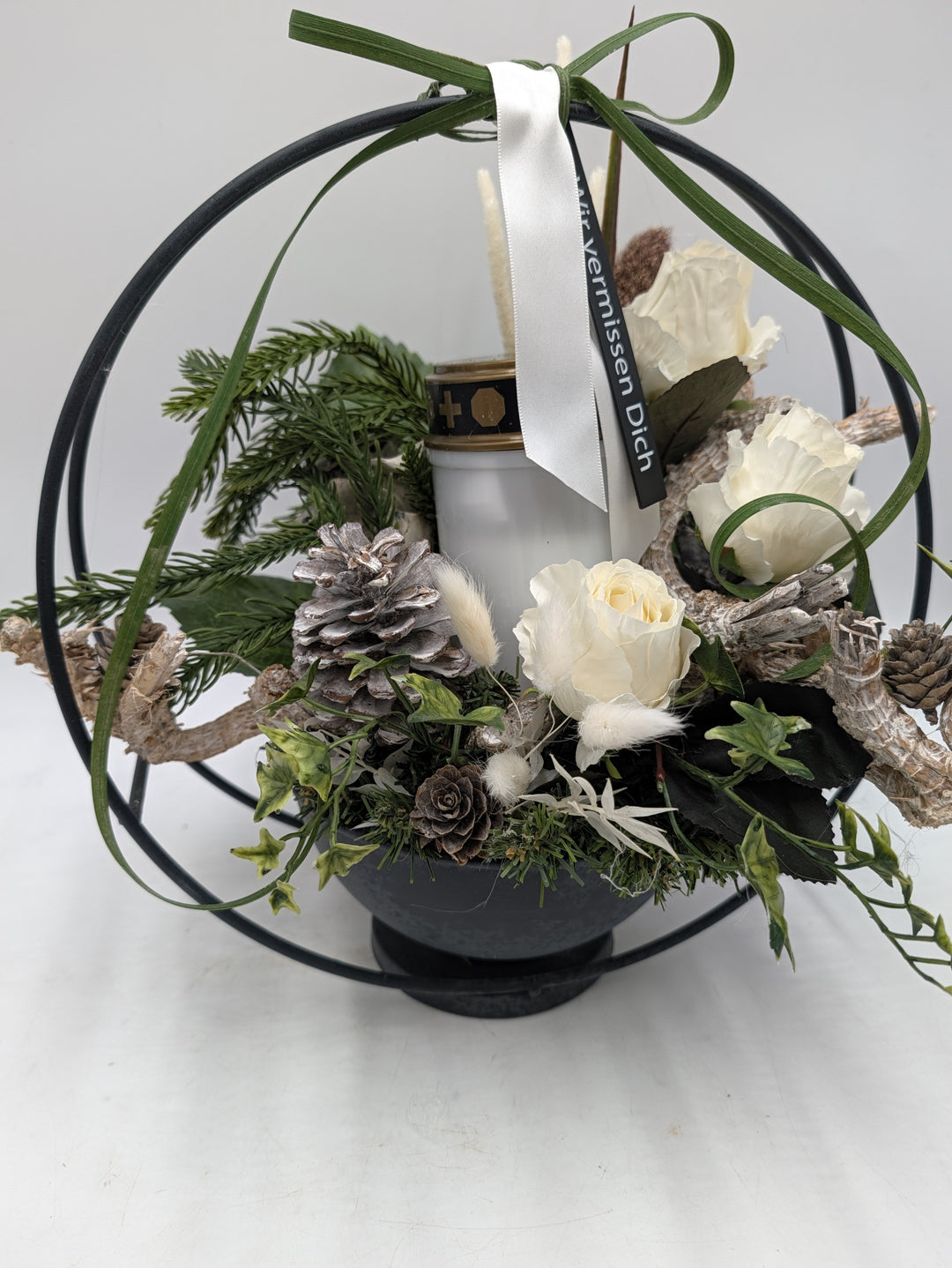 Trauergesteck Grablicht weiße Rosen Zapfen Efeu – Ansicht 7
