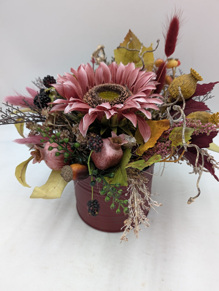 Herbstgesteck Sonnenblume Granatapfel Brombeeren rosa dunkelrot – Ansicht 3