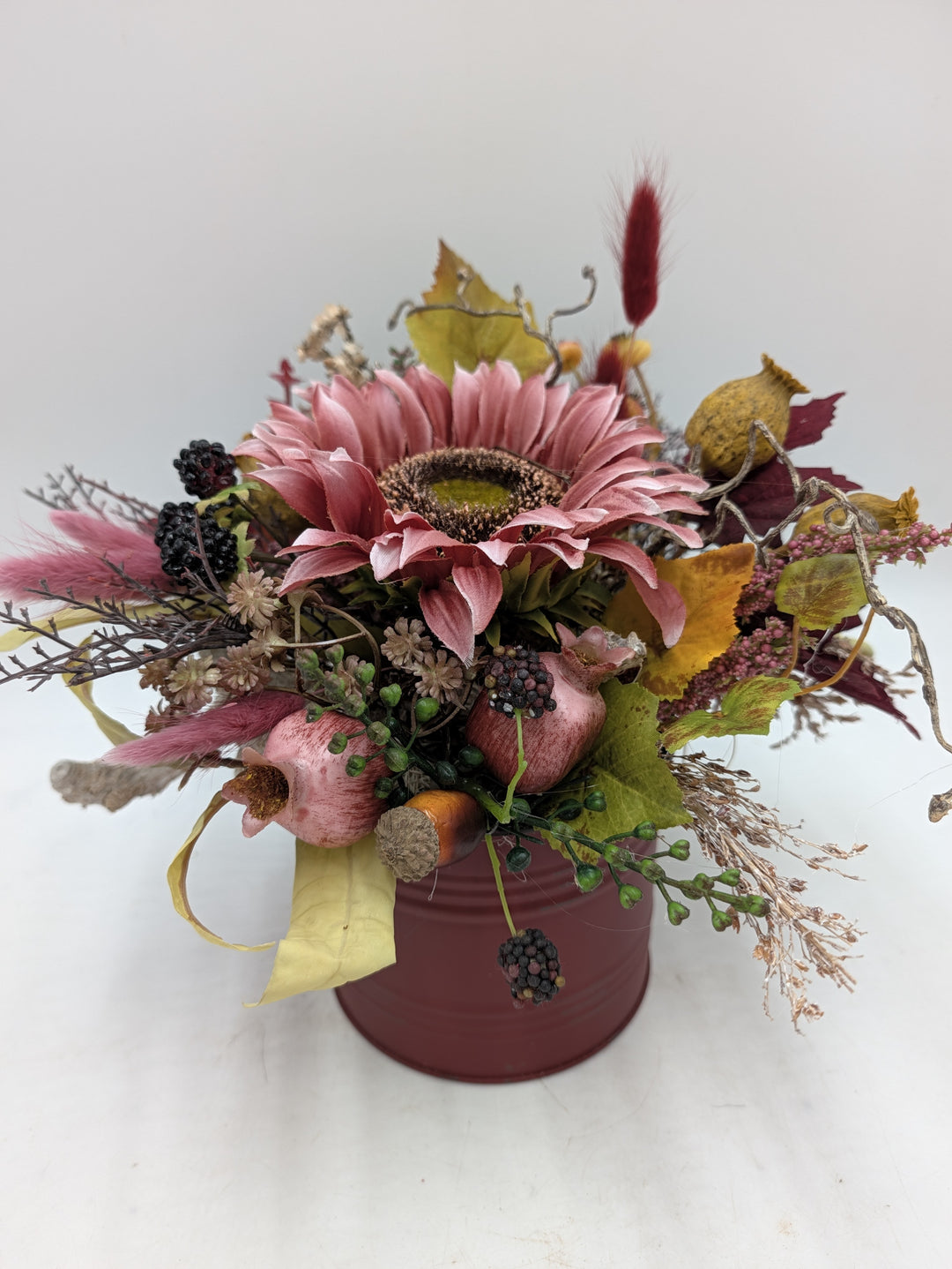 Herbstgesteck Sonnenblume Granatapfel Brombeeren rosa dunkelrot – Ansicht 4