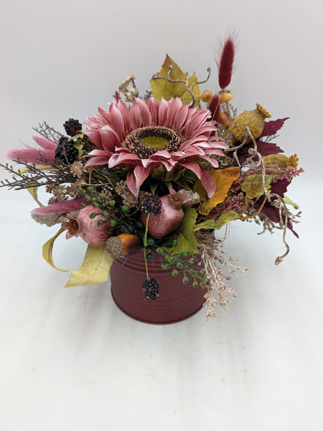Herbstgesteck Sonnenblume Granatapfel Brombeeren rosa dunkelrot – Ansicht 5