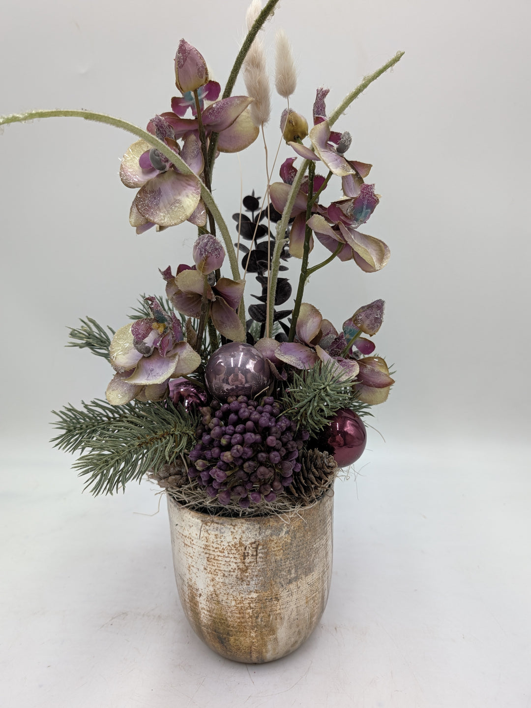 Weihnachtsgesteck Orchideen Kugeln Tanne lila creme – Ansicht 4