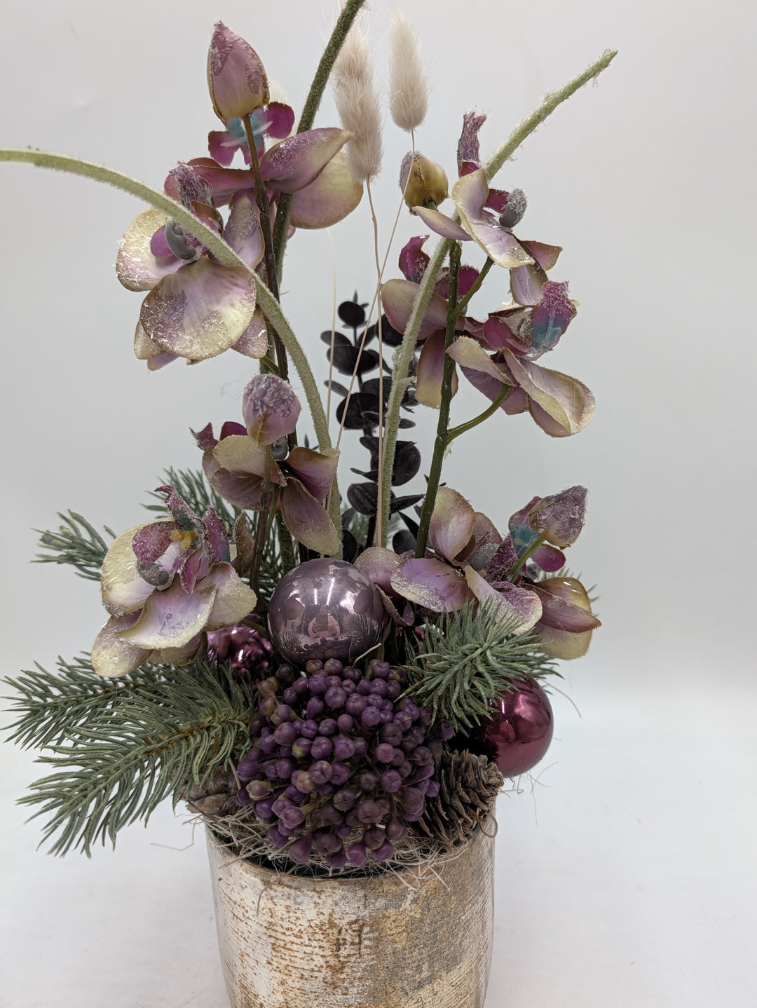 Weihnachtsgesteck Orchideen Kugeln Tanne lila creme – Ansicht 5
