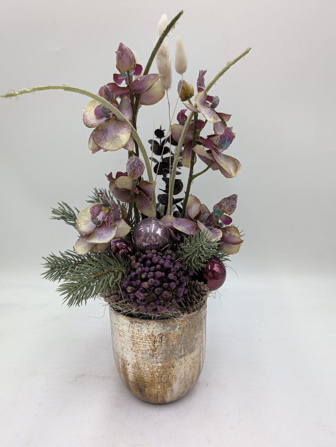 Weihnachtsgesteck Orchideen Kugeln Tanne lila creme – Ansicht 6