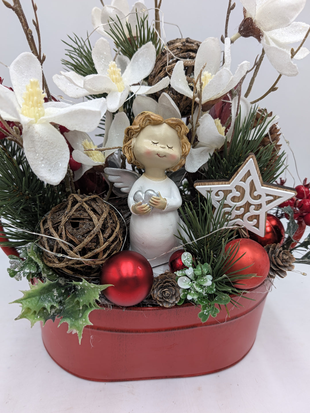Weihnachtsgesteck Engel Magnolien Zapfen rot weiß – Ansicht 4