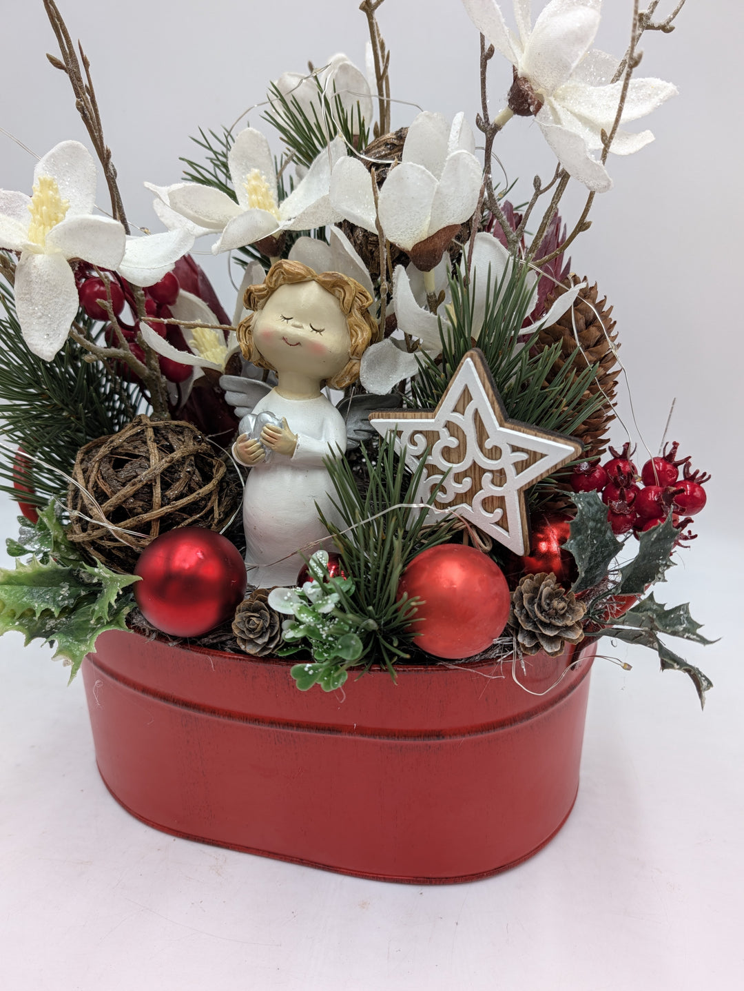 Weihnachtsgesteck Engel Magnolien Zapfen rot weiß – Ansicht 5