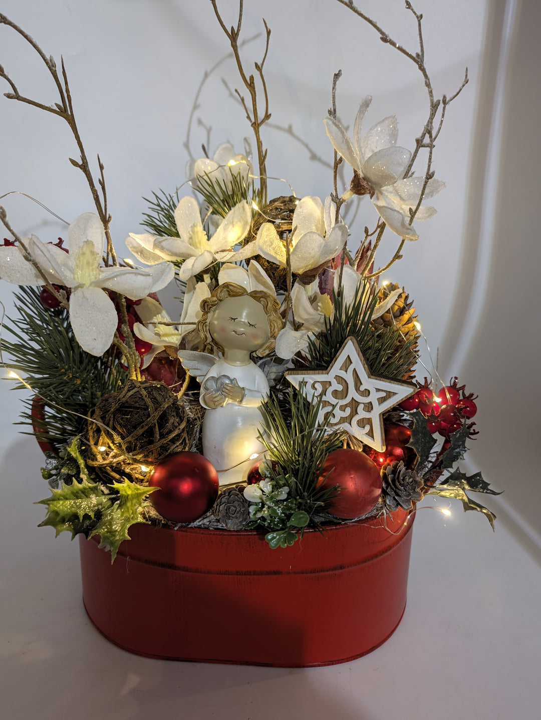 Weihnachtsgesteck Engel Magnolien Zapfen rot weiß – Ansicht 7