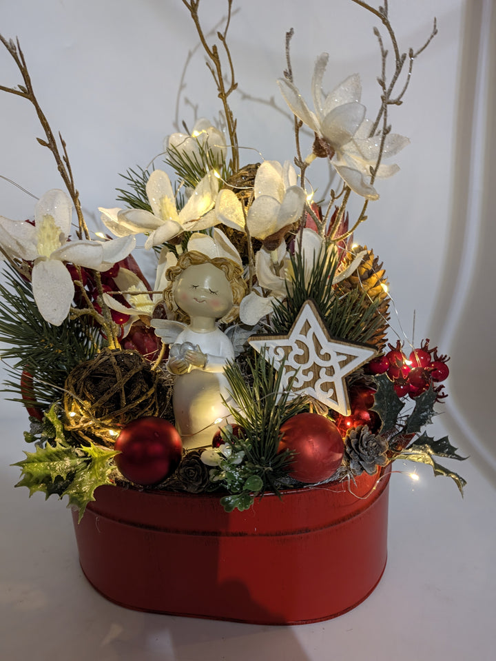 Weihnachtsgesteck Engel Magnolien Zapfen rot weiß – Ansicht 8