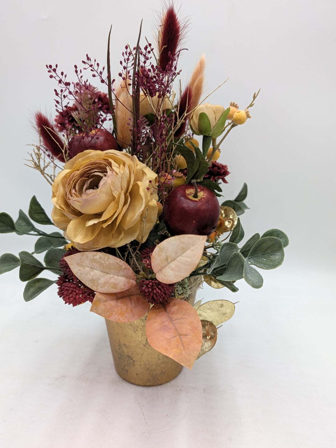 Herbstgesteck Rose Sedum Apfel Gräser beige bordeaux – Ansicht 3