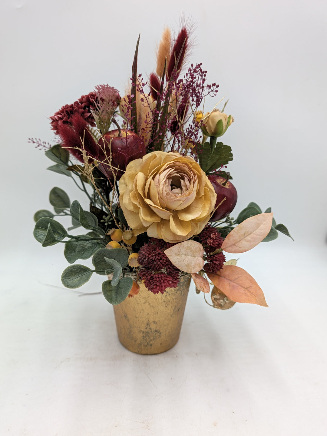 Herbstgesteck Rose Sedum Apfel Gräser beige bordeaux – Ansicht 5