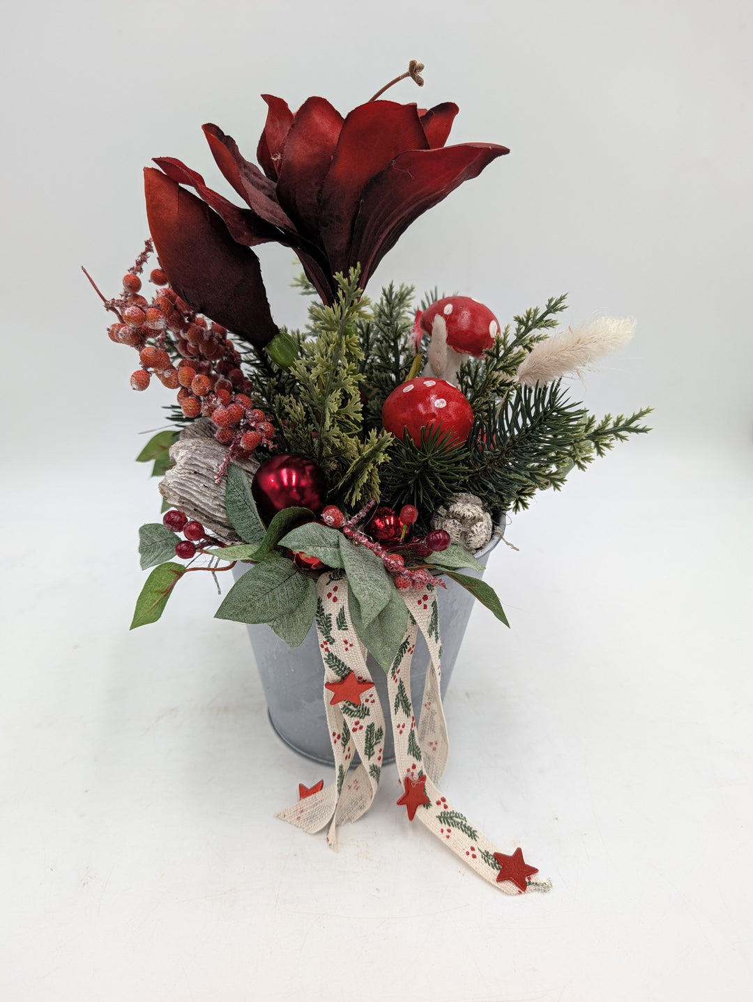Weihnachtsgesteck Amaryllis Fliegenpilz Tanne rot im Zinktopf – Ansicht 3