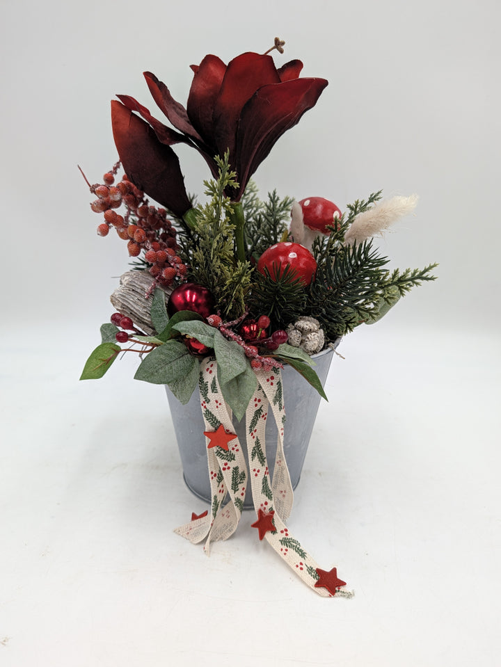 Weihnachtsgesteck Amaryllis Fliegenpilz Tanne rot im Zinktopf – Ansicht 4