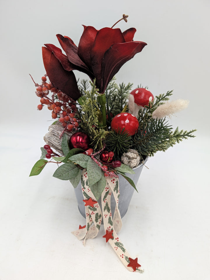 Weihnachtsgesteck Amaryllis Fliegenpilz Tanne rot im Zinktopf – Ansicht 5