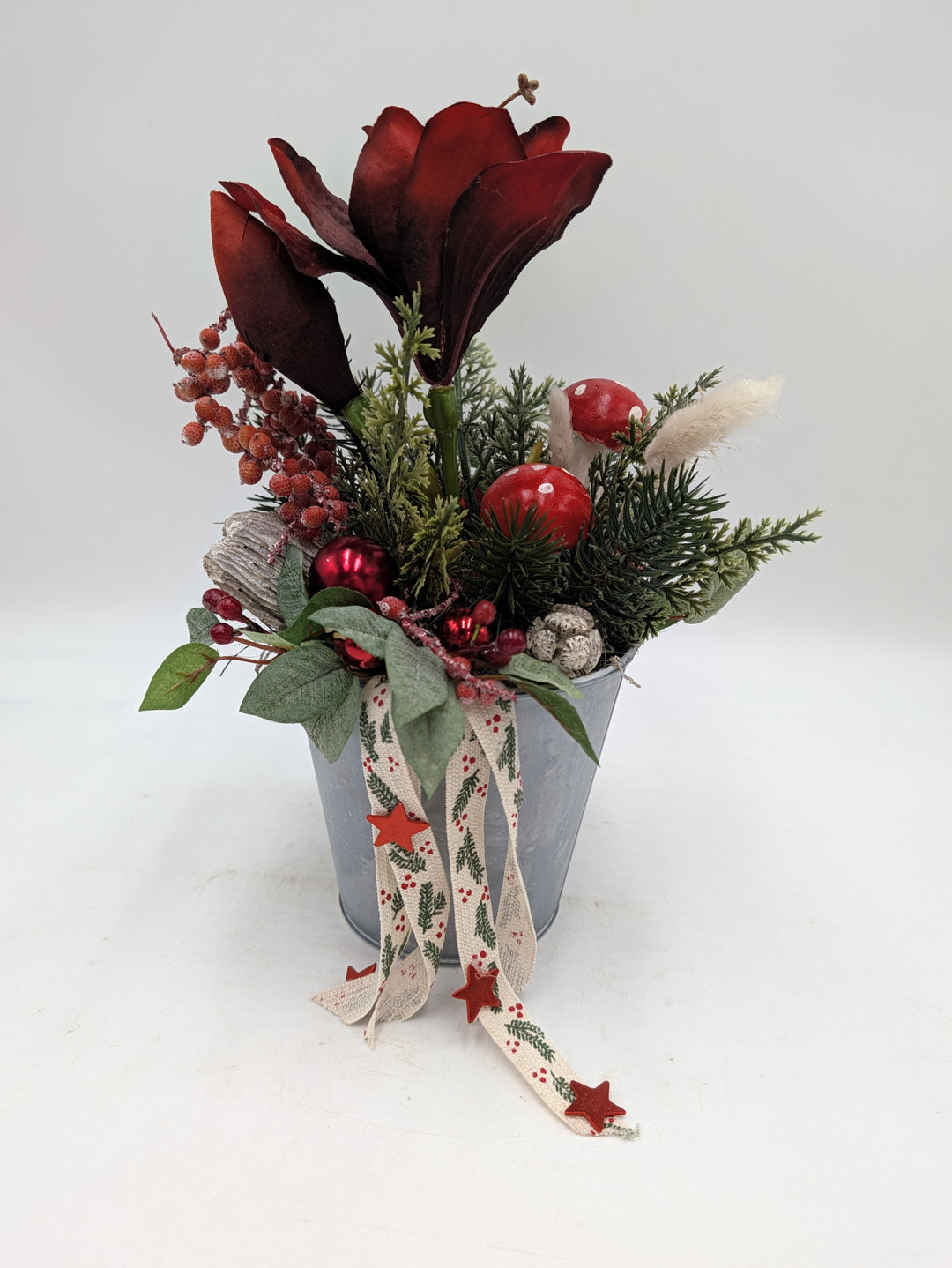 Weihnachtsgesteck Amaryllis Fliegenpilz Tanne rot im Zinktopf – Ansicht 6