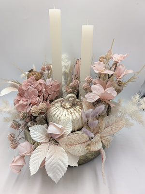 Herbstgesteck Kürbis Hortensien Rosen rosé creme mit Kerzen – Ansicht 6