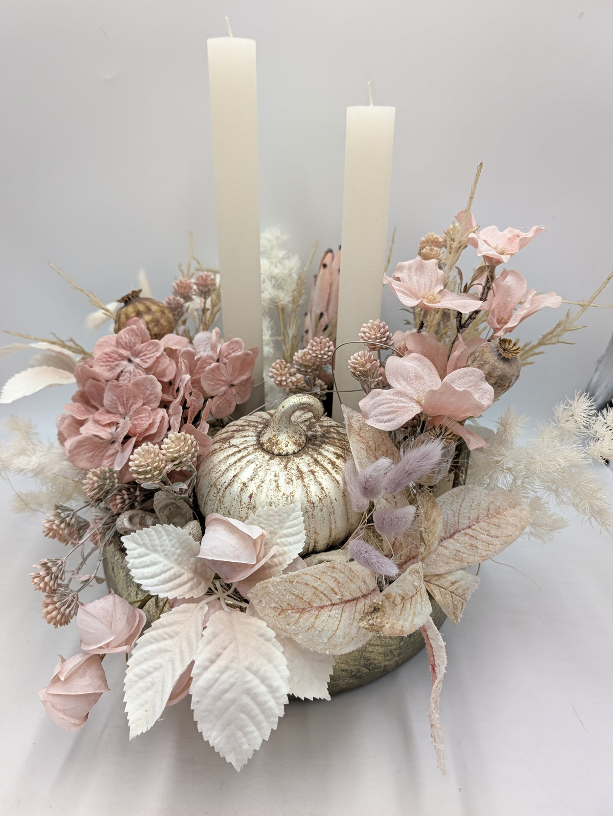 Herbstgesteck Kürbis Hortensien Rosen rosé creme mit Kerzen – Ansicht 6