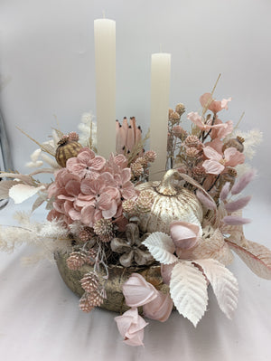 Herbstgesteck Kürbis Hortensien Rosen rosé creme mit Kerzen – Ansicht 7