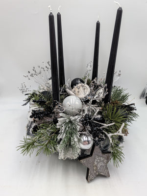 Adventskranz modern Kerzen Kugeln Zapfen schwarz weiß silber – Ansicht 3