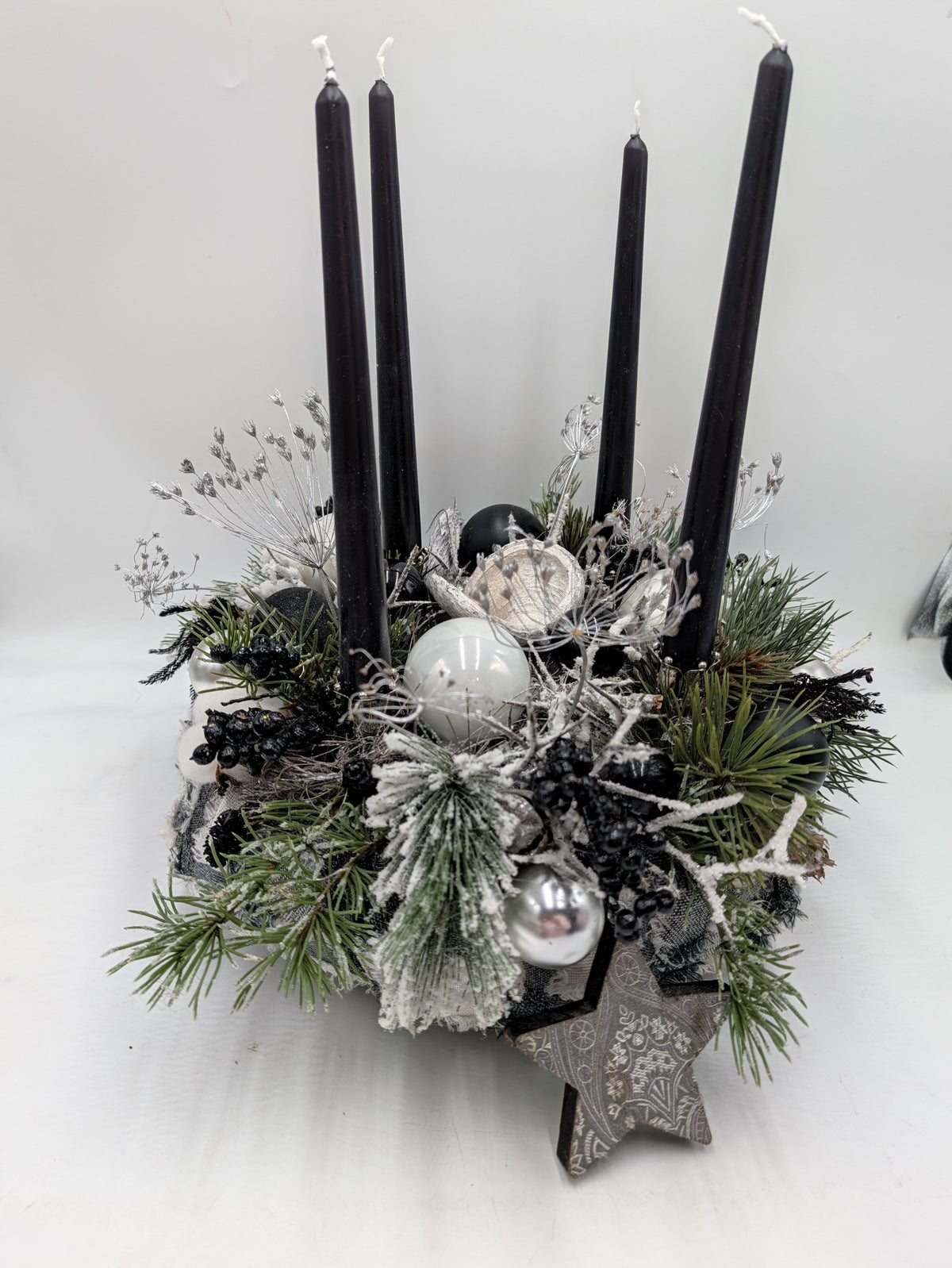 Adventskranz modern Kerzen Kugeln Zapfen schwarz weiß silber – Ansicht 3