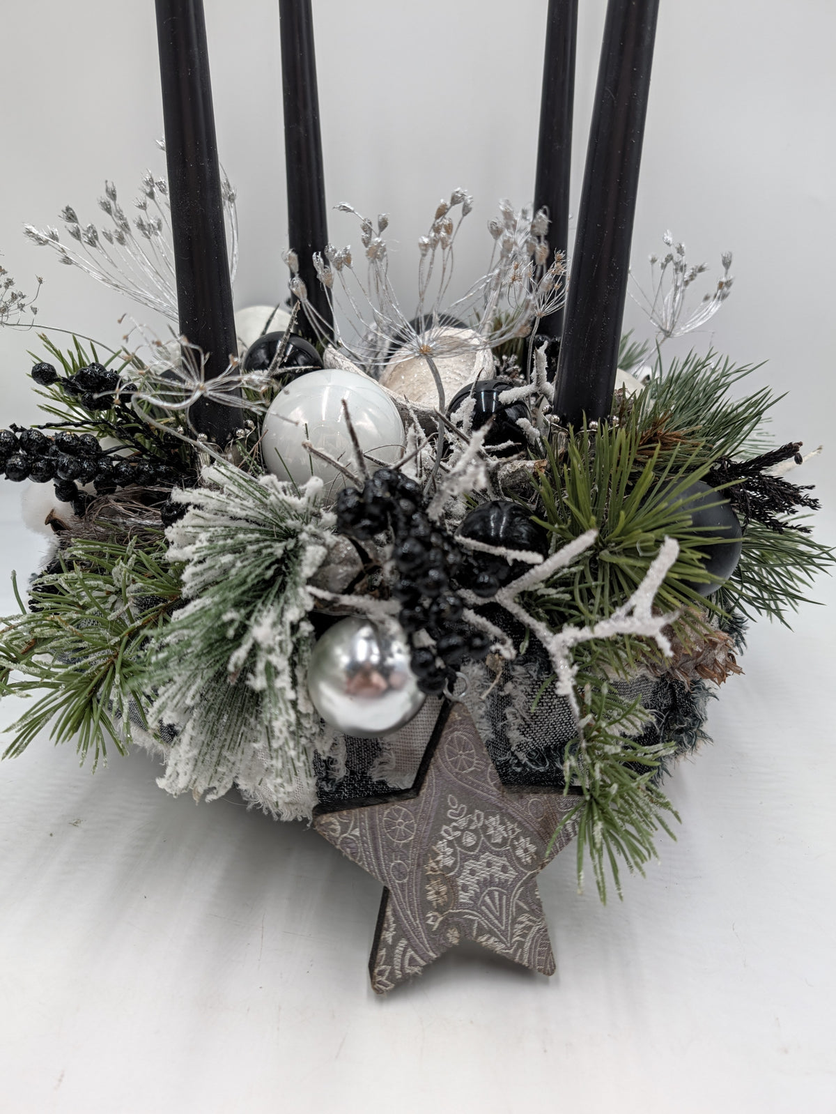 Adventskranz modern Kerzen Kugeln Zapfen schwarz weiß silber – Ansicht 4