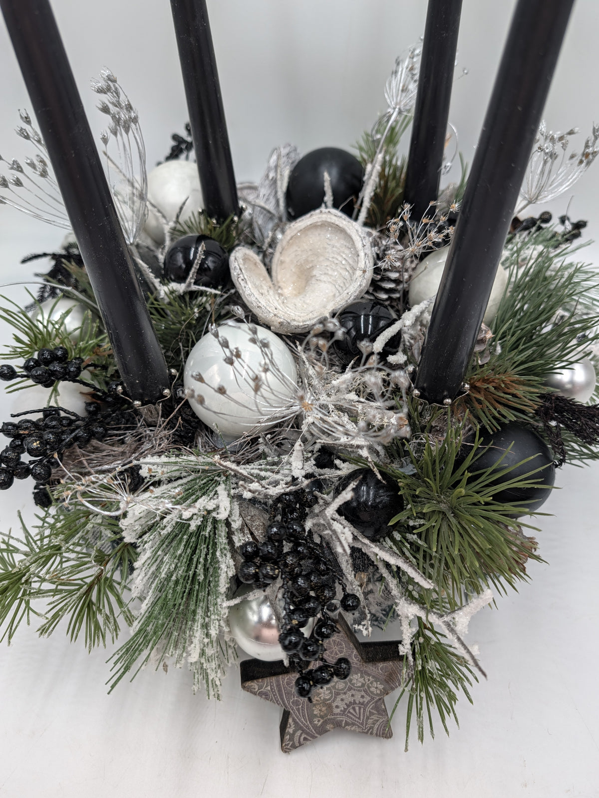 Adventskranz modern Kerzen Kugeln Zapfen schwarz weiß silber – Ansicht 5