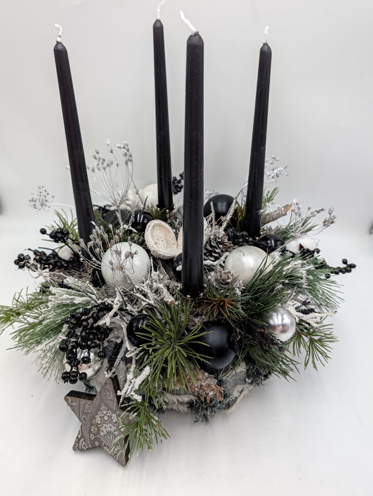 Adventskranz modern Kerzen Kugeln Zapfen schwarz weiß silber – Ansicht 7