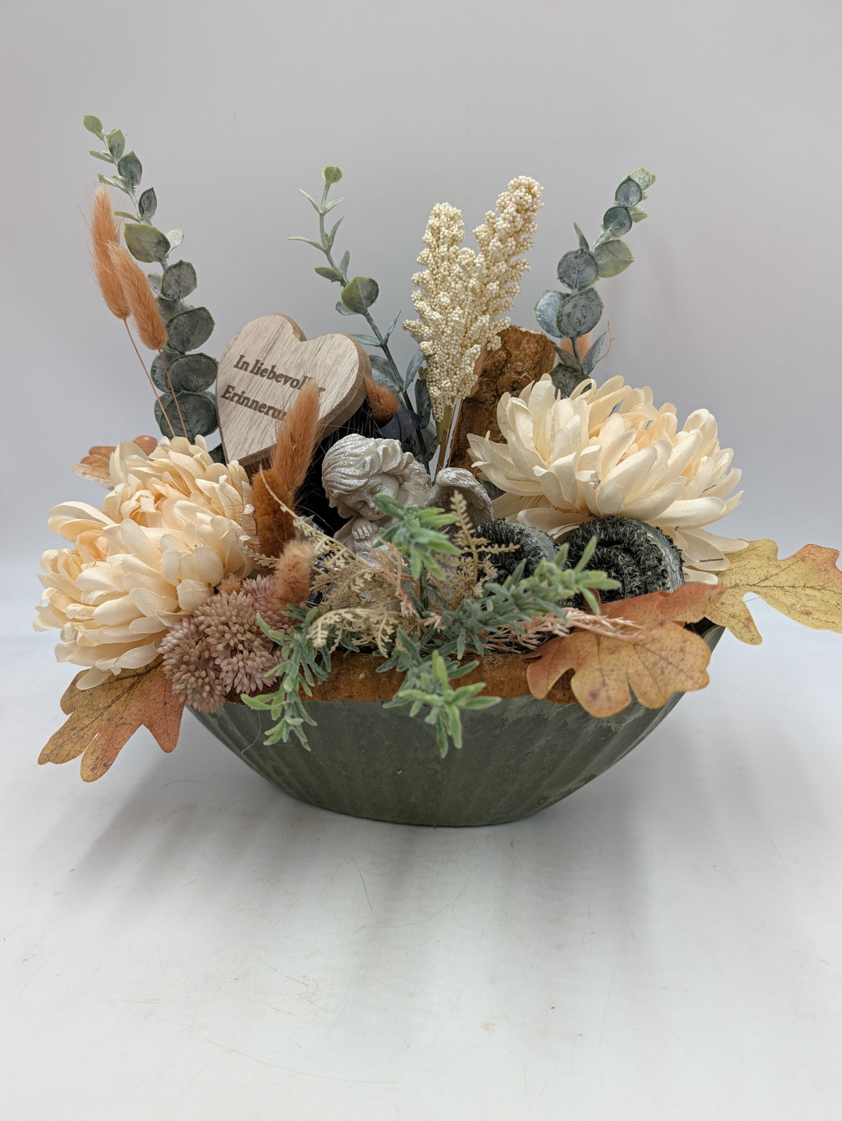 Trauergesteck Engel Chrysanthemen Gräser creme orange – Ansicht 3
