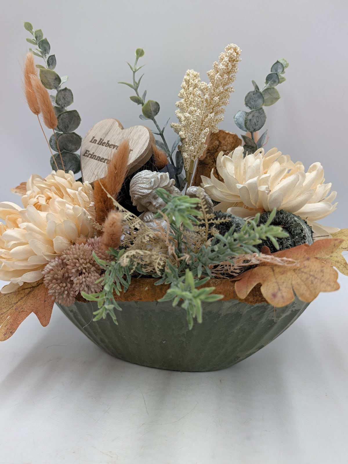 Trauergesteck Engel Chrysanthemen Gräser creme orange – Ansicht 5
