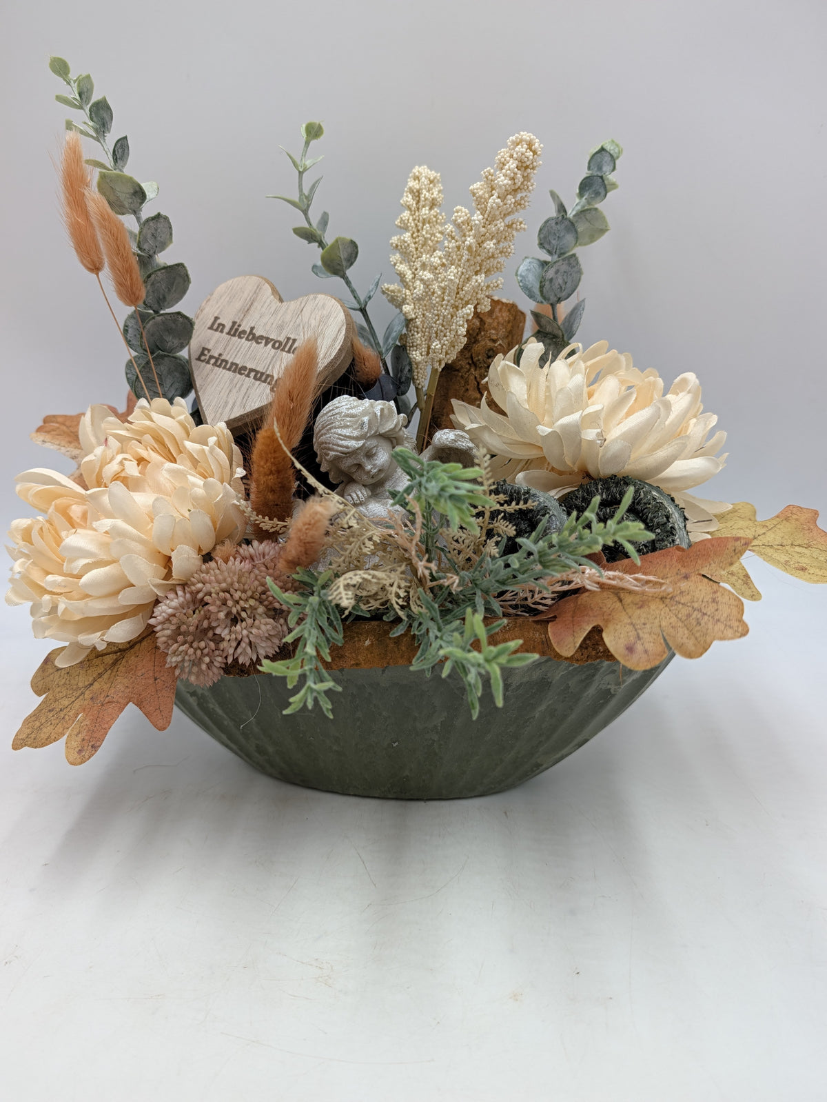 Trauergesteck Engel Chrysanthemen Gräser creme orange – Ansicht 6