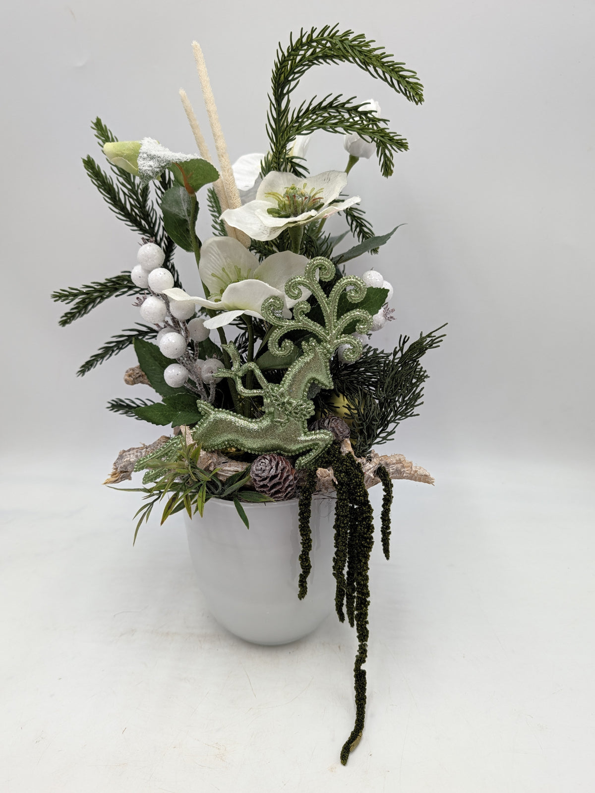 Winterliches Gesteck Christrosen Hirsch Zapfen weiß grün – Ansicht 3