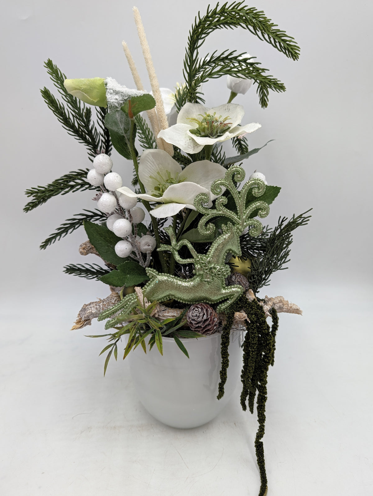 Winterliches Gesteck Christrosen Hirsch Zapfen weiß grün – Ansicht 4