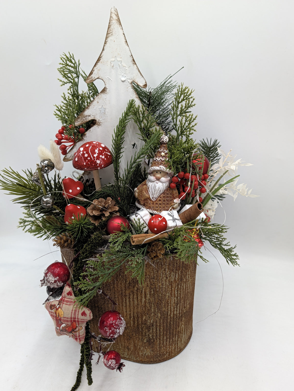 Weihnachtsgesteck Weihnachtsmann Fliegenpilze Zapfen rot grün – Ansicht 3