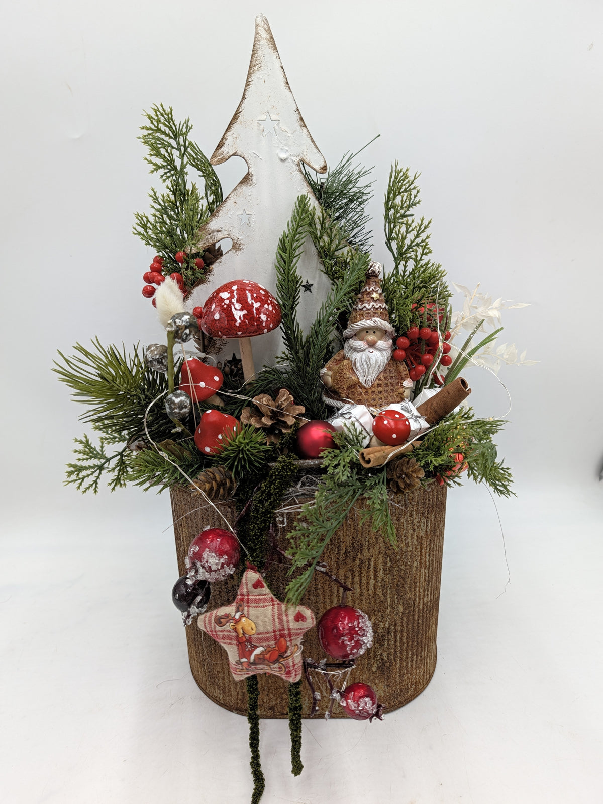 Weihnachtsgesteck Weihnachtsmann Fliegenpilze Zapfen rot grün – Ansicht 5