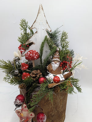 Weihnachtsgesteck Weihnachtsmann Fliegenpilze Zapfen rot grün – Ansicht 6