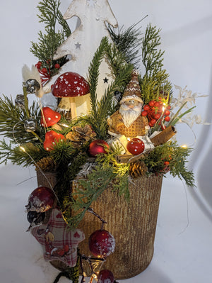 Weihnachtsgesteck Weihnachtsmann Fliegenpilze Zapfen rot grün – Ansicht 7
