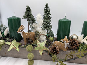 Adventsgesteck Holzkasten Rehe Tannenbäume grün gold – Ansicht 3