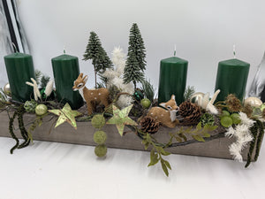 Adventsgesteck Holzkasten Rehe Tannenbäume grün gold – Ansicht 4