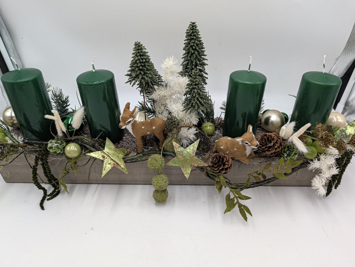 Adventsgesteck Holzkasten Rehe Tannenbäume grün gold – Ansicht 6