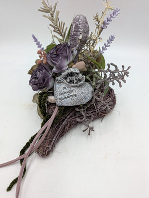 Trauergesteck in Lila mit Herzstein „In liebevoller Erinnerung", Rosen, Lavendel, Moos und hängenden Bändern