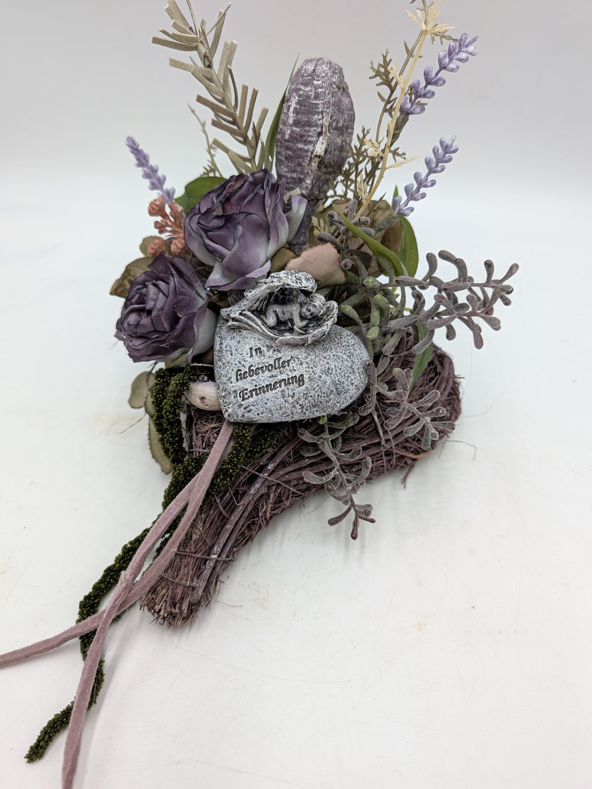 Trauergesteck in Lila mit Herzstein „In liebevoller Erinnerung", Rosen, Lavendel, Moos und hängenden Bändern