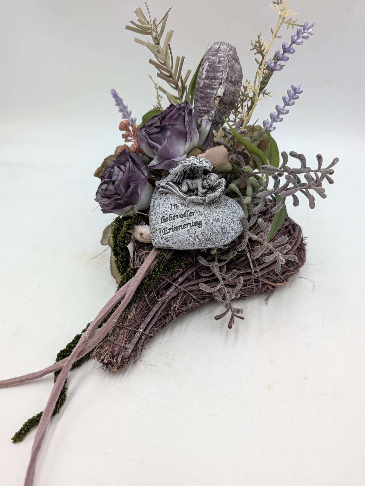 Trauergesteck Engel Herz Rosen Lavendel lila – Ansicht 4