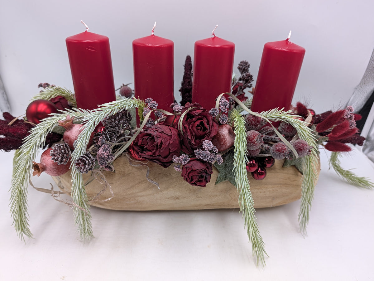 Adventsgesteck Holzschale Rosen Zapfen Beeren rot – Ansicht 4