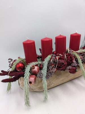 Adventsgesteck Holzschale Rosen Zapfen Beeren rot – Ansicht 5